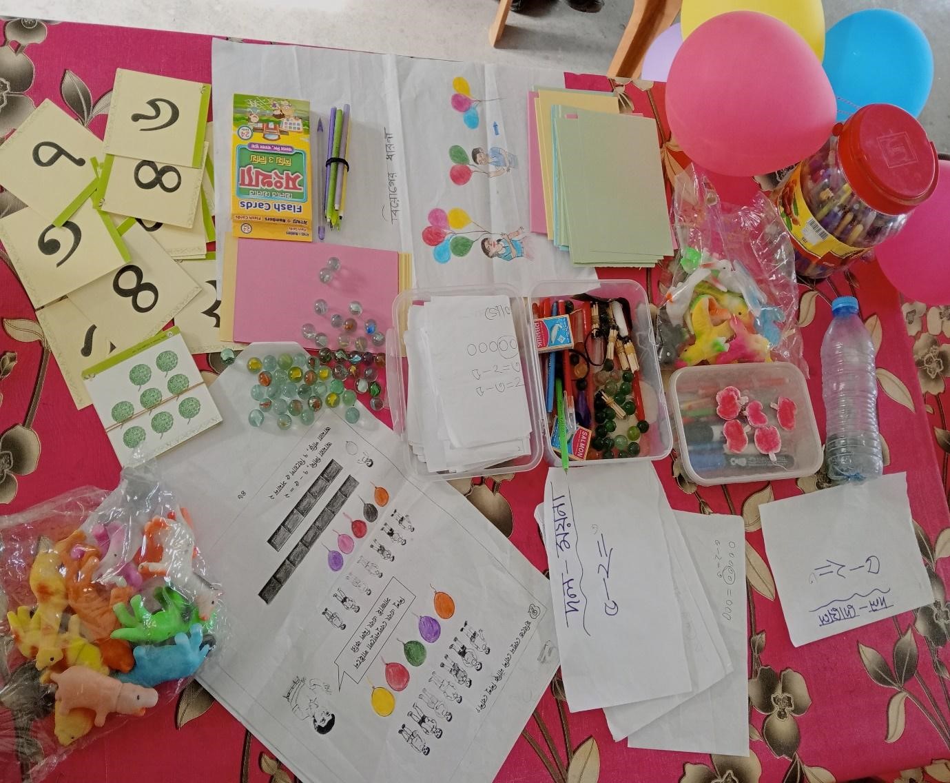 A table with creative materials from a 3MPower workshop with teachers.